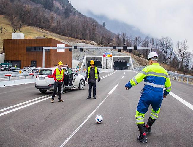 Schnell an die Bergdorf-EM via A9. Fabian Furrer, Verein Bergdorf-EM, Niklaus Furger, Gemeindepräsident Visp und Martin Hutter beim Fussballspiel vor dem Tunnel Eyholz A9.