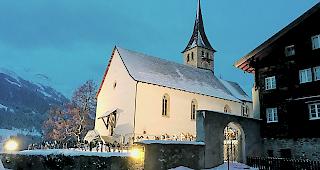 Nach der Sanierung der Aussenfassade erstrahlt die 500 Jahre alte Pfarrkirche Ernen in neuem Glanz.