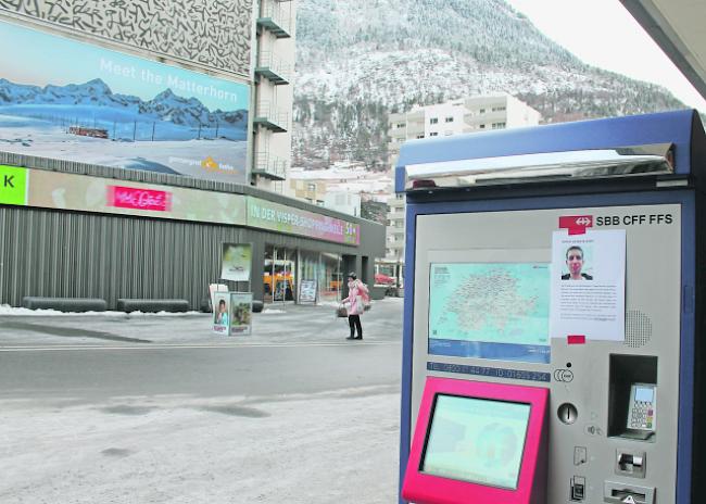 Eigeninitiative. Bekannte des Vermissten platzierten in den letzten Tagen Fotos von Manuel P. (kleines Foto links) an Bahnhöfen im Oberwallis. 