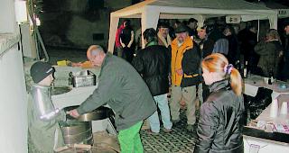 Tradition. Bereits zum 56. Mal treten die Leuker Maronibrater in Aktion. 