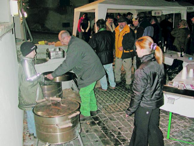 Tradition. Bereits zum 56. Mal treten die Leuker Maronibrater in Aktion.