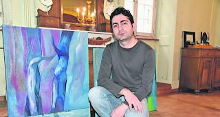 Sichtbares und Unsichtbares. Ashot Grigoryan vor einem Gem&auml;lde, das er in der Simplonstadt schuf: Unsichtbares mit Sichtbarem verbinden. 