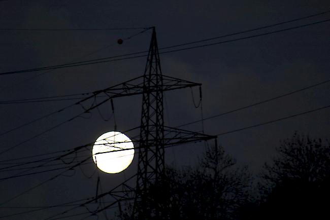 «Vollmond-Blitzableiter im Morgengrauen». Das Foto ist im Hohfeld in Lalden entstanden.