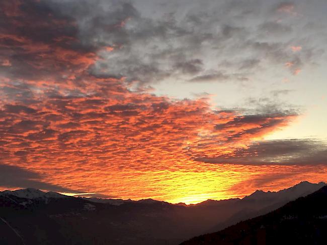 Sonnenuntergang: Blick von Albinen ins Rhonetal