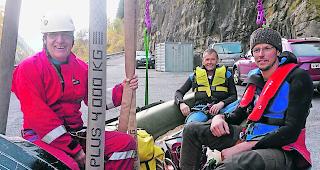 Am Seil runtergelassen. Von links: Franz Imhasly, Leiter Wasserrettung, mit dem Sicherheitsexperten Peter Schwitter und F&ouml;rster Fernando Imhasly bei einem Arbeitseinsatz am Gebidem-Stausee. 