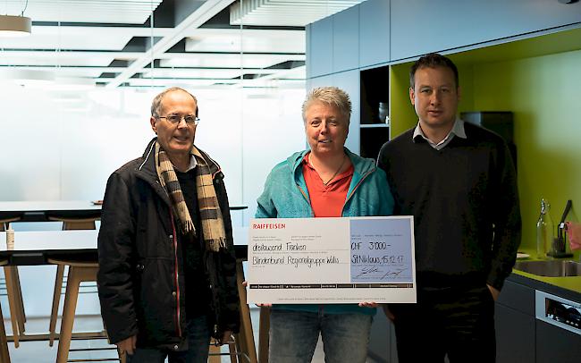 Von links: Ernst Lochmatter, Kassier Blindenbund Regionalgruppe Wallis, Manuela Huemer Polzin, Präsidentin Blindenbund Regionalgruppe Wallis, und Damian Schnidrig, Stv. Vorsitzender der Bankleitung der Raiffeisenbank Mischabel-Matterhorn.