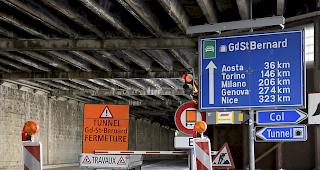 Nach der Schliessung seit Ende September k&ouml;nnte der Strassentunnel am Grossen St. Bernhard bereits am 24. Dezember wieder f&uuml;r den Verkehr freigegeben werden.