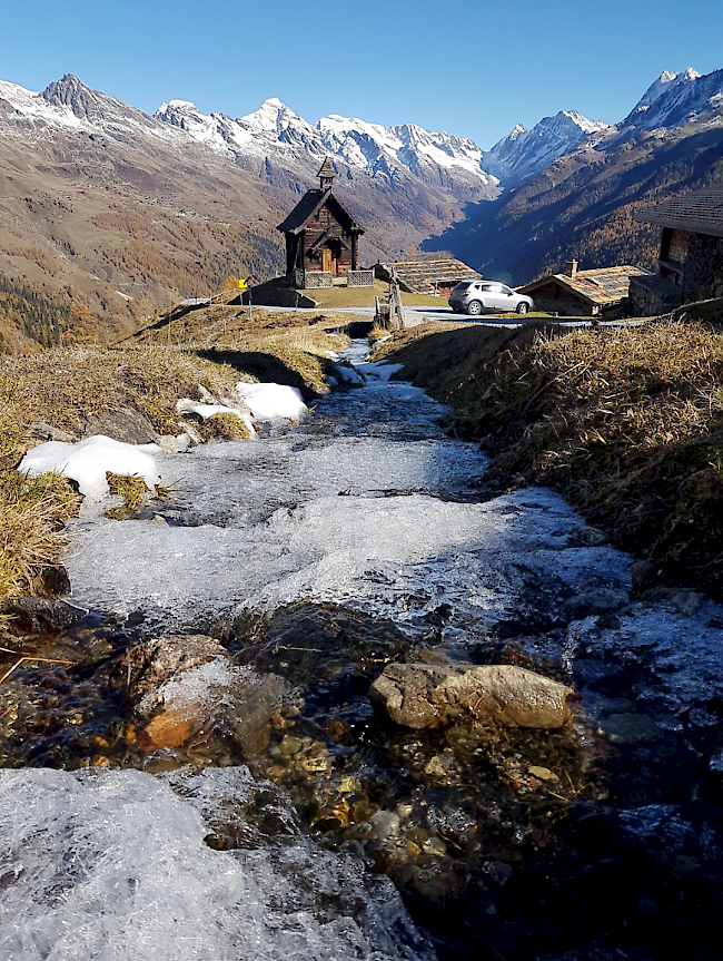 Bächlein am Zufrieren. Auuf der Faldumalp bei der Kapelle Maria zum Schnee (aufgenommen am 31. Oktober 2017).