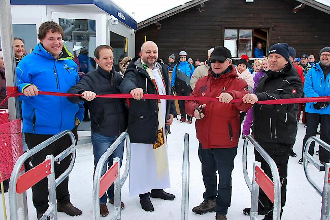 Nino Brunner (VR-Präsident der Tourismus-Investitions AG), Fabian Brunner (Gemeindepräsident), Pfarrer Marek Cichorz, Peter Wüthrich (Hauptsponsor) und Jean-Claude Clausen (VR-Präsident Sportbahnen Eischoll Augstbord AG) durchschneiden das Band zur Einweihung.