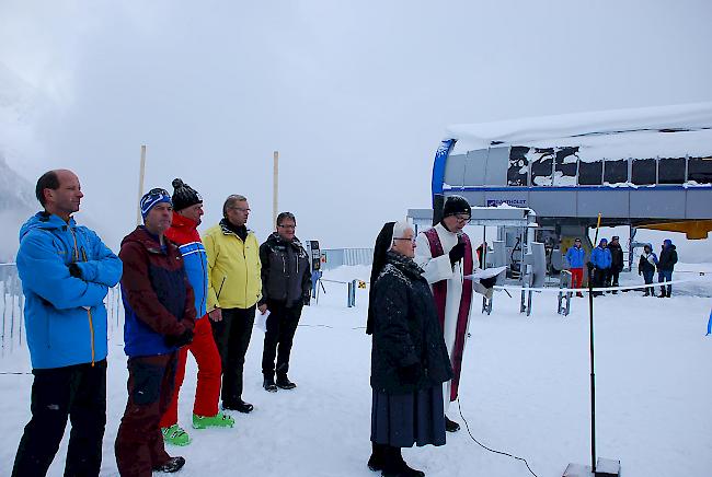 Schnappschüsse von der neuen Sesselbahn und den Protagonisten bei der Einweihung mit (von links) Ständerat Beat Rieder, Hans-Jakob Rieder, Gemeindepräsident von Wiler, alt Bundesrat Adolf Ogi, VR-Präsident Manfred Kambly, Geschäftsführer Karl Roth sowie im Vordergrund Pfarrer Thomas Pfammatter und Schwester Franziska.