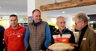 Der Gesch&auml;ftsf&uuml;hrer des Restaurants Hannialp darf den Schl&uuml;ssel entgegennehmen. Von links: CEO Touristische Unternehmung Gr&auml;chen, Berno Stoffel, Staatsrat Christophe Darbellay, Gesch&auml;ftsf&uuml;hrer Restaurant Hannigalp Heinz Paris und Verwaltungsratspr&auml;sident TUG Adrian Dennler.