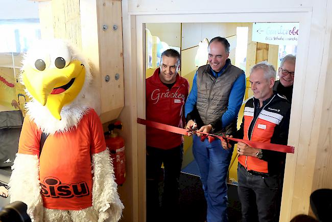 Auch das Spielparadies für die Kinder wurde eröffnet. Von links: Maskottchen SiSu, Berno Stoffel, Christophe Darbellay und Heinz Paris.