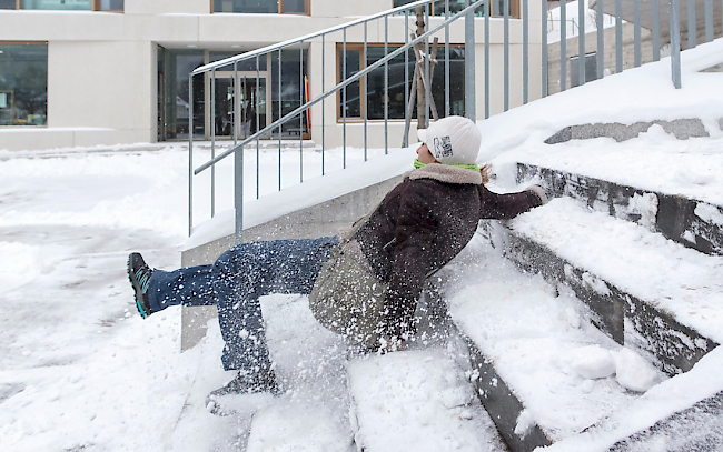 Bei Eis- und Schneeglätte verzeichnen die Unfallversicherer pro Tag bis zu 2000 Sturzunfälle.