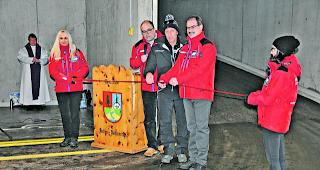 Mehr G&auml;stekomfort. Valentin K&ouml;nig, Verwaltungsrat Fernando Minnig und Renato Kronig (von links) weihen das neue Parkhaus ein.  