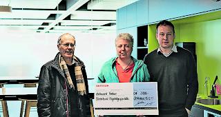Check&uuml;bergabe. Ernst Lochmatter und Manuela Huemer Polzin erhalten von Damian Schnidrig den Spendencheck (v. links). 