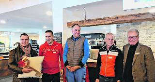 Schl&uuml;ssel&uuml;bergabe. Von links: Edwin Abgottspon (Architekt), Berno Stoffel (CEO TUG), Staatsrat Christophe Darbellay, Heinz Paris (Gesch&auml;ftsf&uuml;hrer Restaurant) und Adrian Dennler (Verwaltungsratspr&auml;sident TUG). 