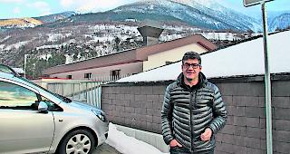 Beschildert und homologiert. Gemeindepr&auml;sident Edgar Kuonen auf den neu angelegten Parkpl&auml;tzen auf der Nordseite der Turnhalle.  