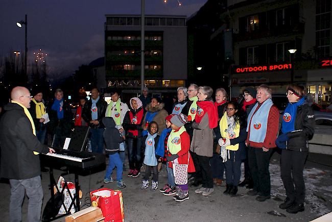 Die Sängergruppe «Sing sin Frontières» gestaltete mit ihrem Gesang die Aussendungsfeier des Friedenlichts in Visp.