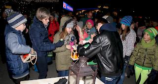 Das Friedenslicht wurde auf dem Visper Bahnhofplatz in Empfang genommen und in die Pfarreien des Oberwallis gebracht.