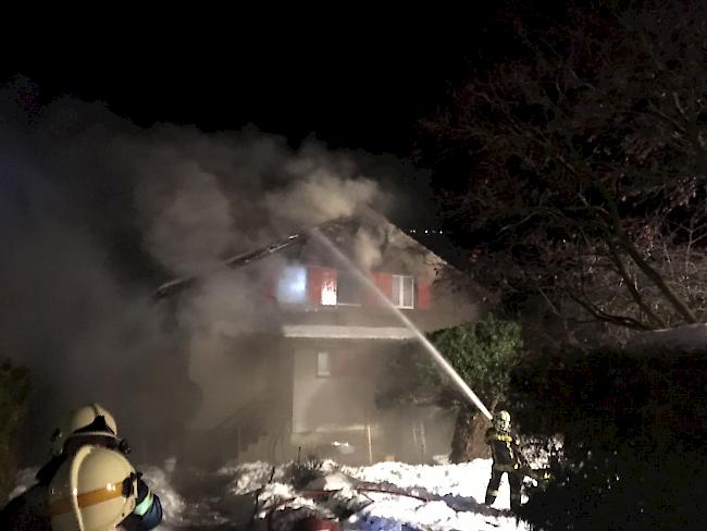 Die Stützpunktfeuerwehr Siders hatte den Brand in einem Familienhaus rasch unter Kontrolle.