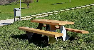 Eine Doublette des &laquo;Doppeldeckers&raquo; steht seit vergangenem Sommer im Erner Feld.