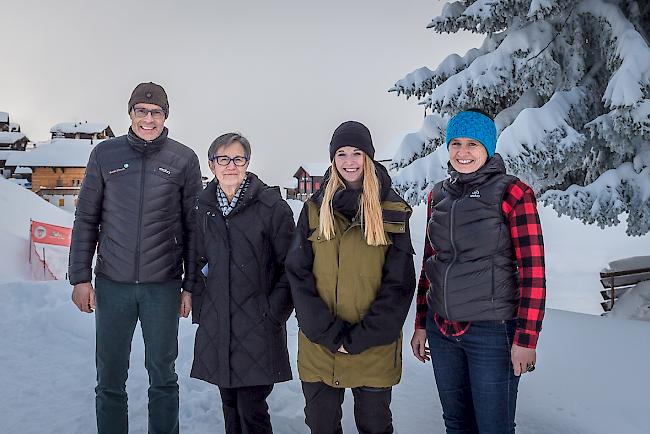 Von links: Peter Aschillier, Geschäftsführer Forst Aletsch, Vreni Imhof, 2. Platz, Chantal Stucky, 1. Platz, und Lisa Engler, Gemeinderätin Bettmeralp.