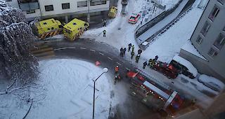 Vor Ort waren die Kantonspolizei, die Gemeindepolizei, 14 Feuerwehrleute der St&uuml;tzpunktfeuerwehr Sitten, zwei &Auml;rzte und drei Ambulanzen.  