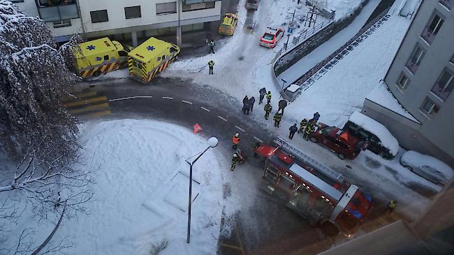 Vor Ort waren die Kantonspolizei, die Gemeindepolizei, 14 Feuerwehrleute der Stützpunktfeuerwehr Sitten, zwei Ärzte und drei Ambulanzen.  