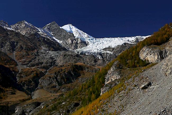 Herbst im Mattertal mit Weisshorn und Bisgletscher (Aufnahmedatum: 20. Oktober 2017).