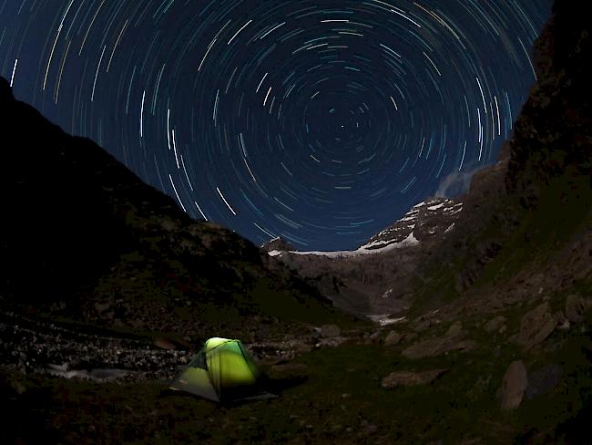 Nachtaufnahme oberhalb der Fafleralp, am Inneren Talbach. Man sieht das Tschingelhorn, das Breithorn und den Rand des Inner Talgletschers.