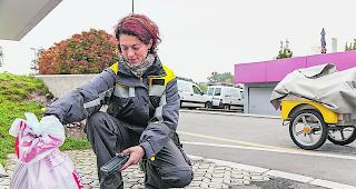 Altkleider vor dem Briefkasten. Nicht auf dem Gebiet der Gemeinde Naters. 