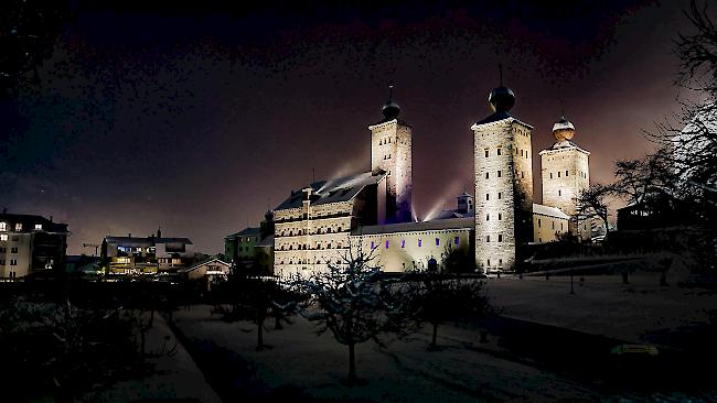 Stockalperschloss im Winter bei Nacht.