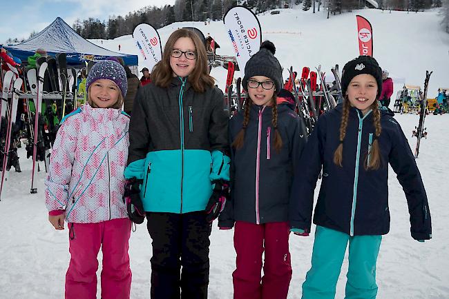 Medea Schnidrig (8), Alina Kalbermatter (13), Leila (9) und Lynn Brantschen (9), alle JuBla St. Niklaus.