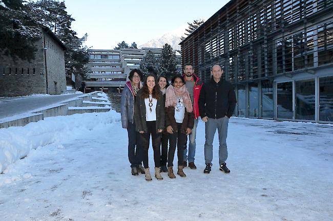 Starke Initiative. Wirkten im «Rumänien-Projekt» mit: Susanne Lagger (Lehrkraft), Deborah Gehrig (Klasse 4C), Manuela Lochmatter (Lehrkraft), Anjali Nedungadi (3A), Matthias Eyer (Lehrkraft) und Kollegiumsrektor Gerhard Schmidt (von links).