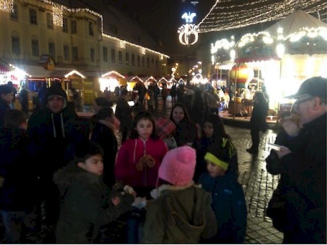 Abwechslung. Dank der Unterstützung des Briger Kollegiums stand für die Waisenkinder ein Besuch eines Weihnachtsmarkts auf dem Programm.