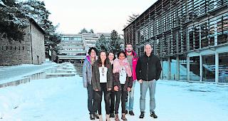 Sch&ouml;ne Geste. Wirkten im &laquo;Rum&auml;nien-Projekt&raquo; mit. Von links: Susanne Lagger (Lehrkraft), Deborah Gehrig (Klasse 4C), Manuela Lochmatter (Lehrkraft), Anjali Nedungadi (3A), Matthias Eyer (Lehrkraft) und Kollegiumsrektor Gerhard Schmidt.