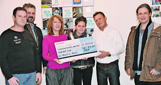 Spendabel. Von links: Marcel Allenbach, Charly Hutter, Brunhilde Matter, Patricia Zuber, Daniel K&uuml;hnicke und Patrice Schnidrig: 12250.05 Franken von &laquo;Von Mensch zu Mensch&raquo;. 