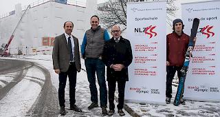 Von links: Gerhard Schmidt, Rektor Kollegium Spiritus Sanctus, Christophe Darbellay, Staatsrat, Louis Ursprung, Stadtpr&auml;sident Brig-Glis, und Robin Briguet, Freeski Team Swiss Ski.