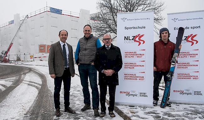 Von links: Gerhard Schmidt, Rektor Kollegium Spiritus Sanctus, Christophe Darbellay, Staatsrat, Louis Ursprung, Stadtpräsident Brig-Glis, und Robin Briguet, Freeski Team Swiss Ski.