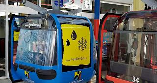 Die erste Fan-Gondel in Leukerbad ist am Start.