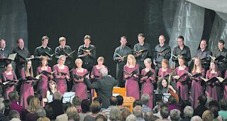 Starke Stimmen. Der Sittener Chor &laquo;Novantiqua&raquo; zeigt am Abend des 25. Dezember in Ernen sein K&ouml;nnen. 