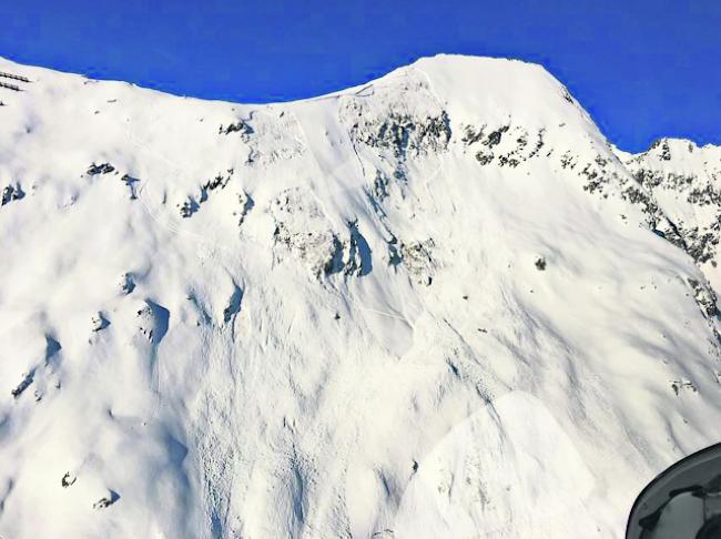 Das Hofathorn. Der tödliche Unfall ereignete sich in der Lawine rechts. Die Schneemassen links davon lösten sich bei der Abfahrt der Kollegen zum Standort des Verschütteten.  