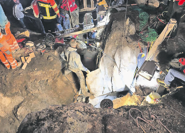 Nach einer 13-stündigen Rettungsaktion konnte das kleine Mädchen aus der Felsspalte befreit werden.