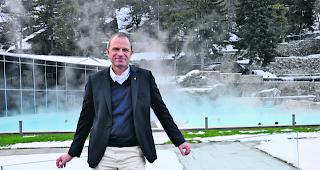 Dampfende Kulisse. Olivier Foro vor dem Aussenbecken des Brigerbads: Bei sch&ouml;nem Wetter zieht es derzeit weniger G&auml;ste ins Thermalwasser. 