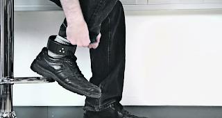 &Uuml;berwacht. Die neuartige Fessel wird am Kn&ouml;chel der zu &uuml;berwachenden Person befestigt und soll etwa bei Hausarrest oder einem Rayonverbot als Kontrollinstrument angewendet werden. 