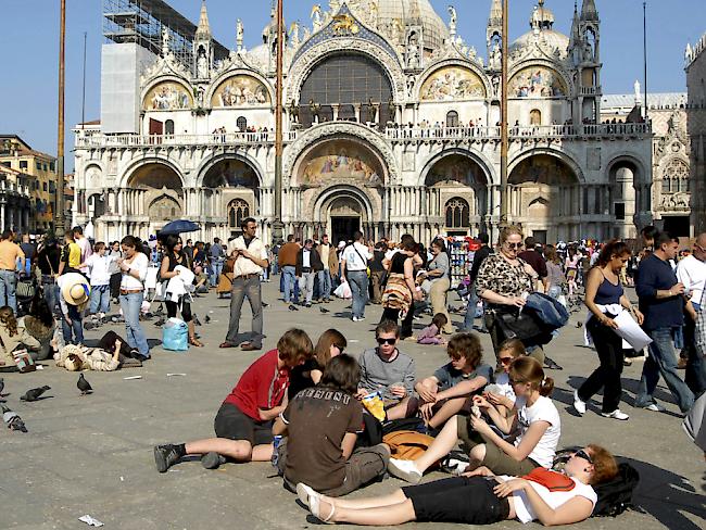 Touristen auf dem Markusplatz in Venedig. (Archivbild)