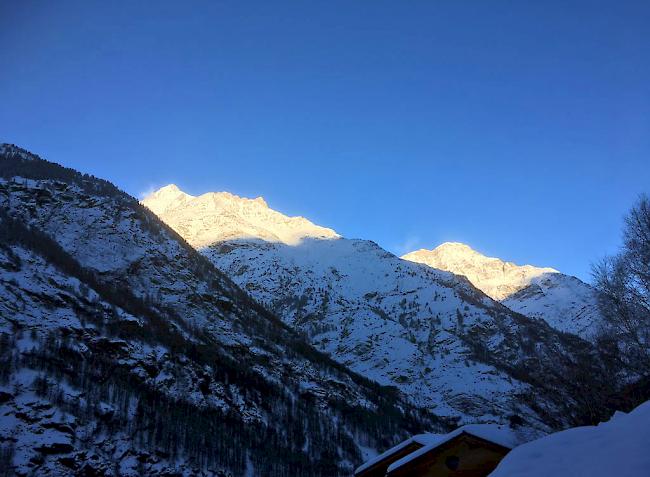 Täsch am Sonntagmorgen. Der Blick auf das bereits von der Sonne beschienene Weisshorn lässt die windigen Verhältnisse in der Höhe erahnen.