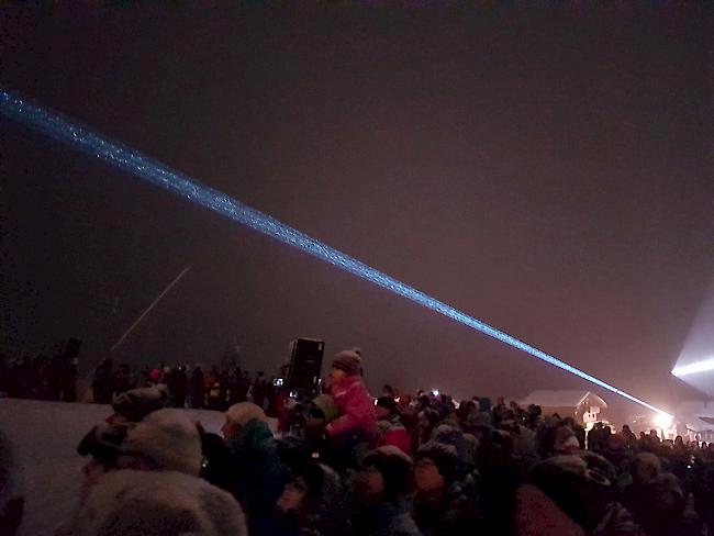 Eine Lasershow führt das Publikum durch das Event. 