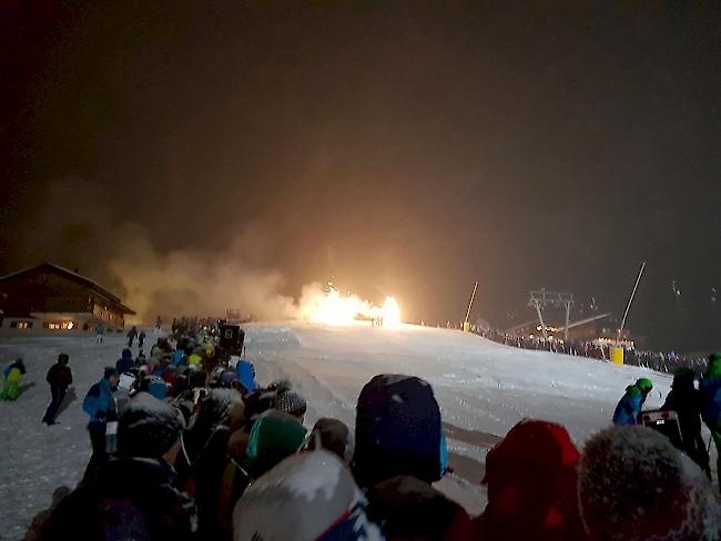 Ein Feuerwerk erhellt die Piste.