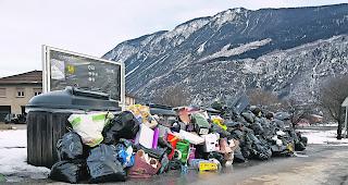 Schwarze Abfallberge. Solche Bilder wie hier in Siders sah man im Unterwallis am Neujahrstag zuhauf.  